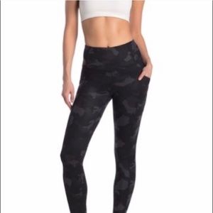 Black camo leggings (90 degree by reflex)